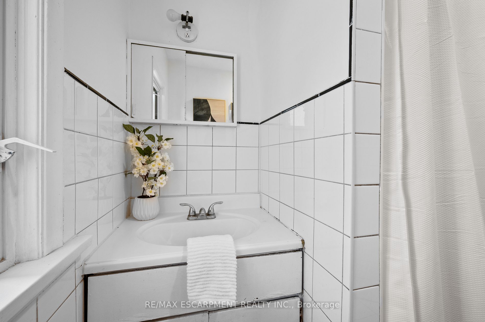 281 Wentworth St N Property Photo 13