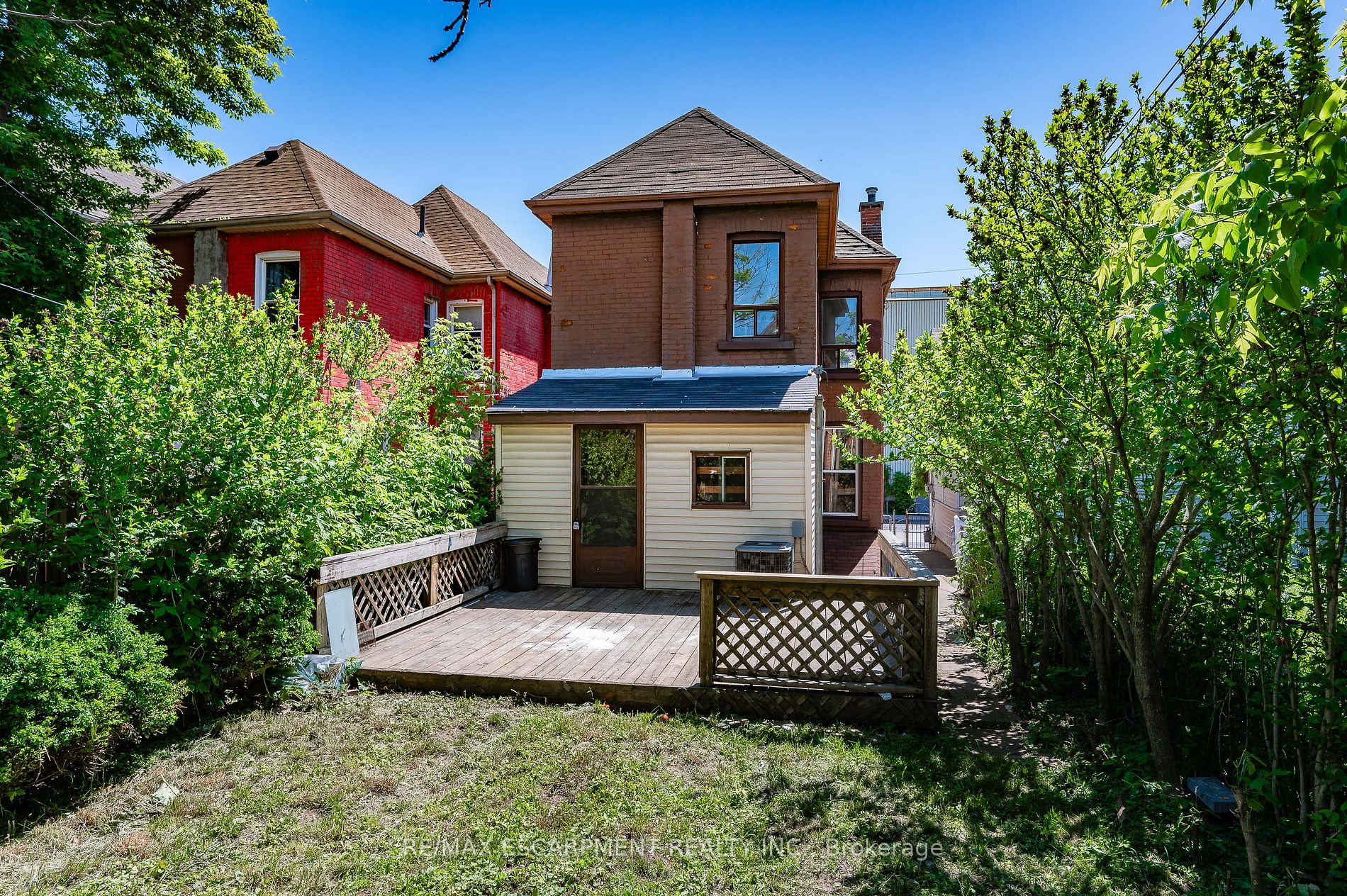 281 Wentworth St N Property Photo 16