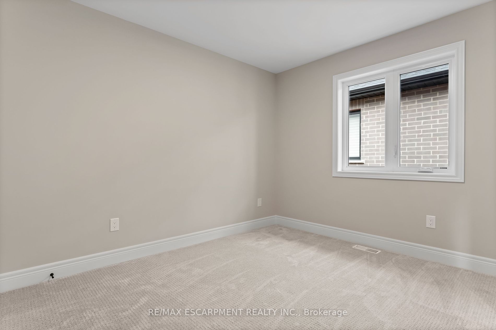 33 Hampshire Pl Property Photo 9