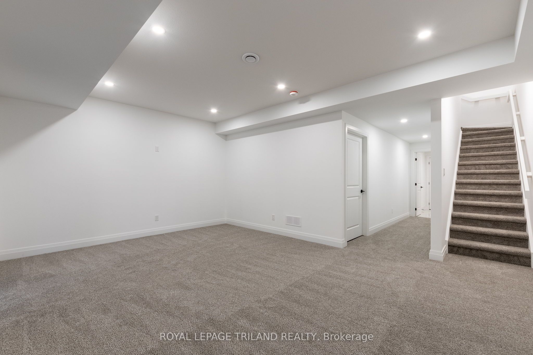 103 Willis Ave Property Photo 34