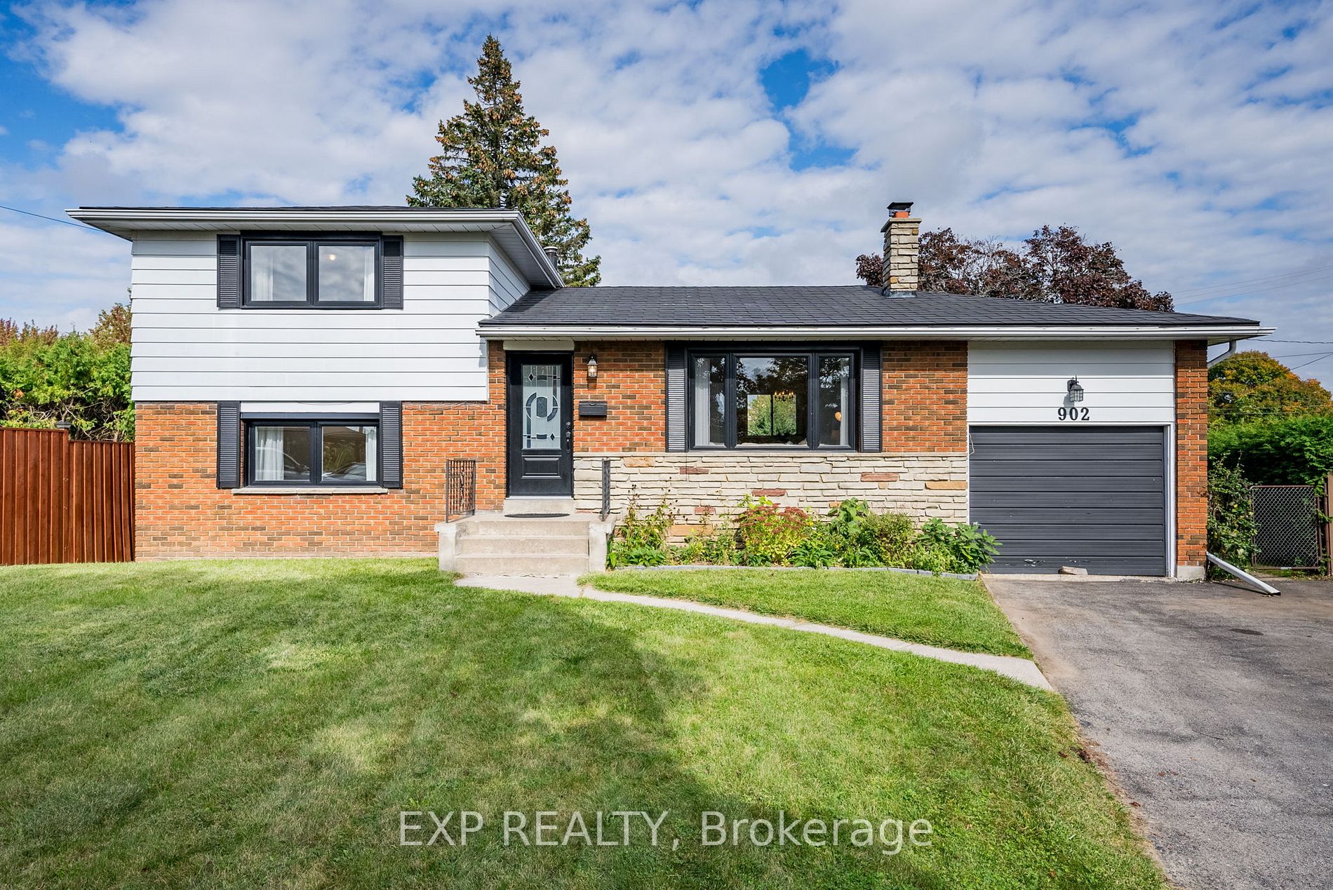 902 Curtis Cres Property Photo 1