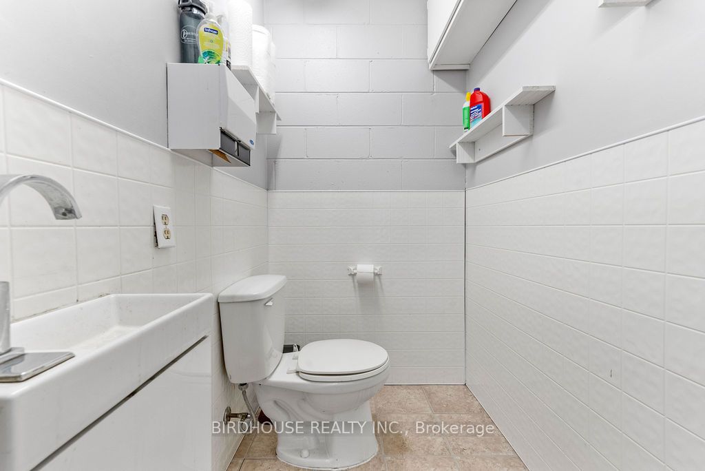 54 Lindsay St S Property Photo 11
