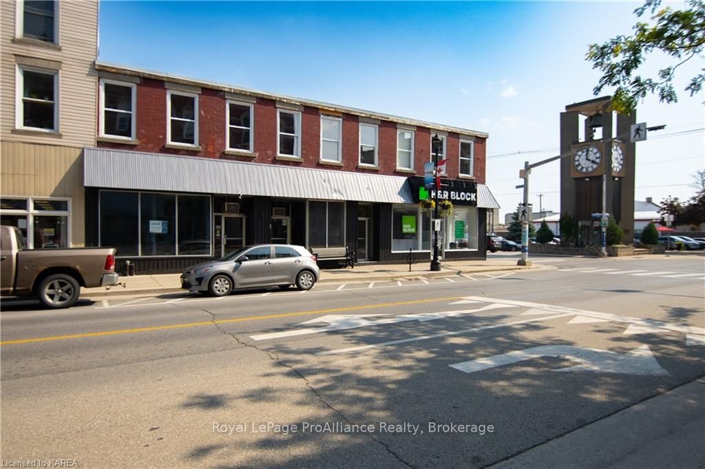 199 King St W Property Photo 3