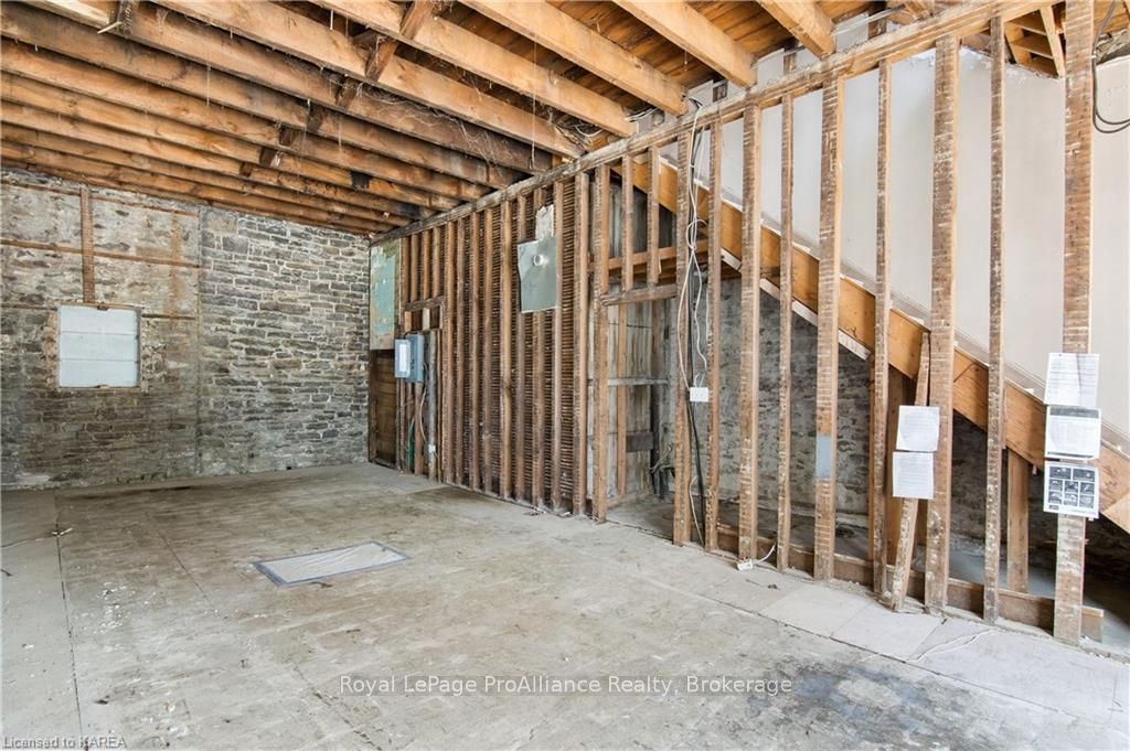 199 King St W Property Photo 16
