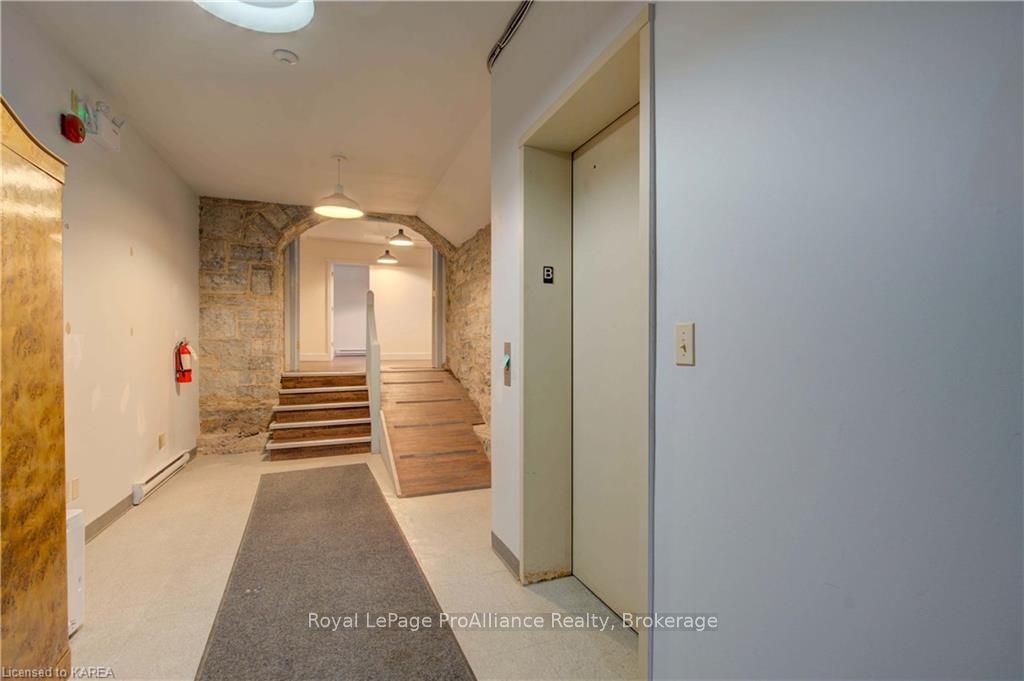 308 Wellington St Property Photo 3
