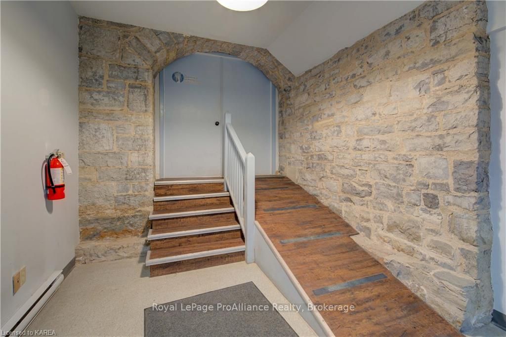 308 Wellington St Property Photo 4