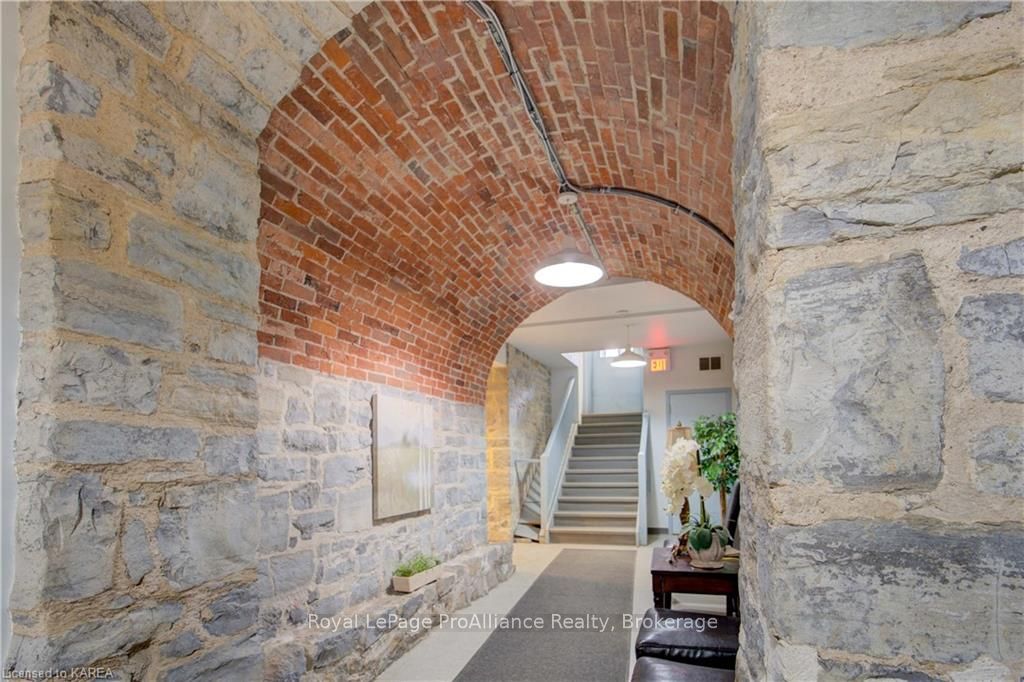 308 Wellington St Property Photo 5