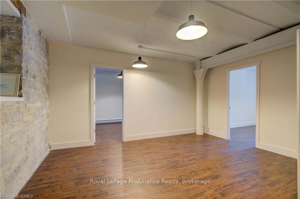308 Wellington St Property Photo 6