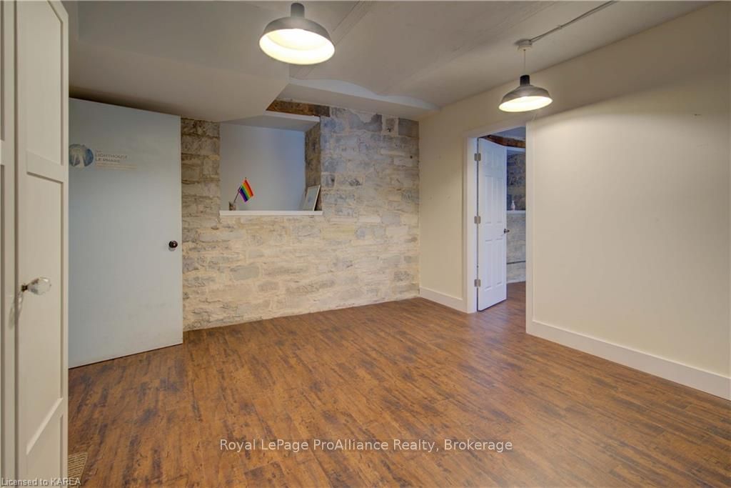 308 Wellington St Property Photo 7