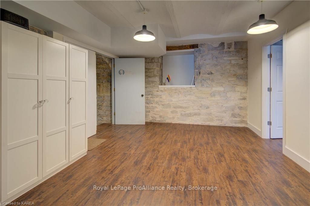 308 Wellington St Property Photo 8