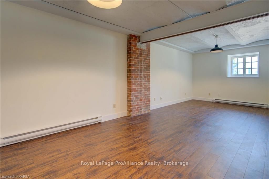 308 Wellington St Property Photo 10