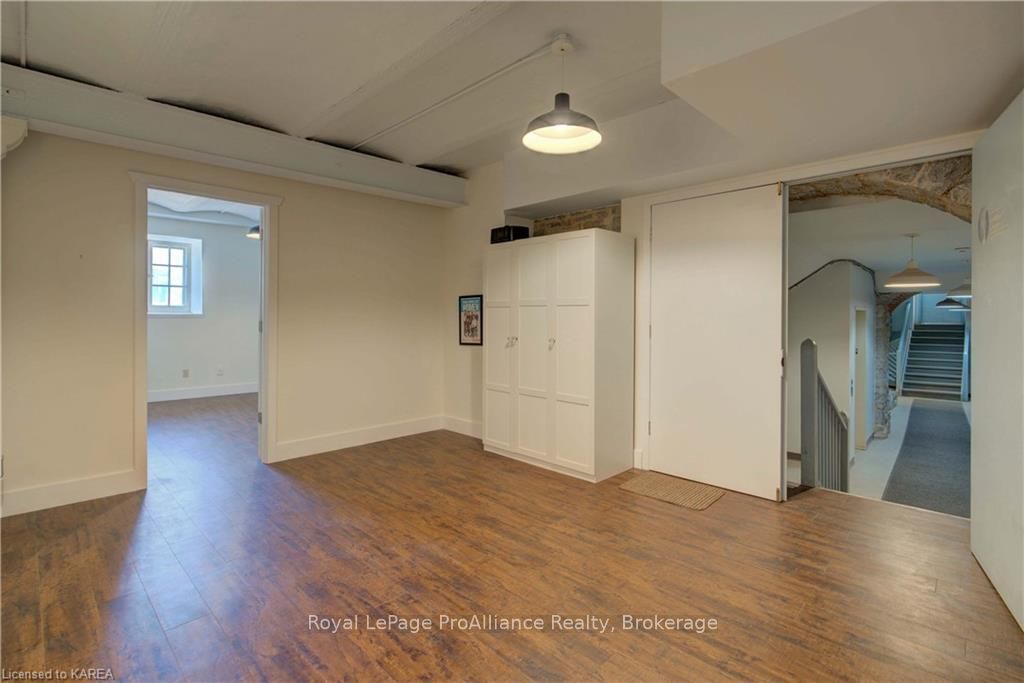 308 Wellington St Property Photo 11