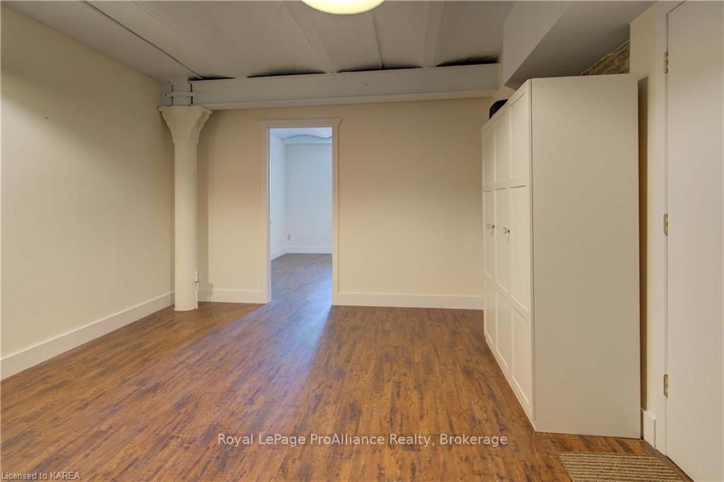 308 Wellington St Property Photo 14