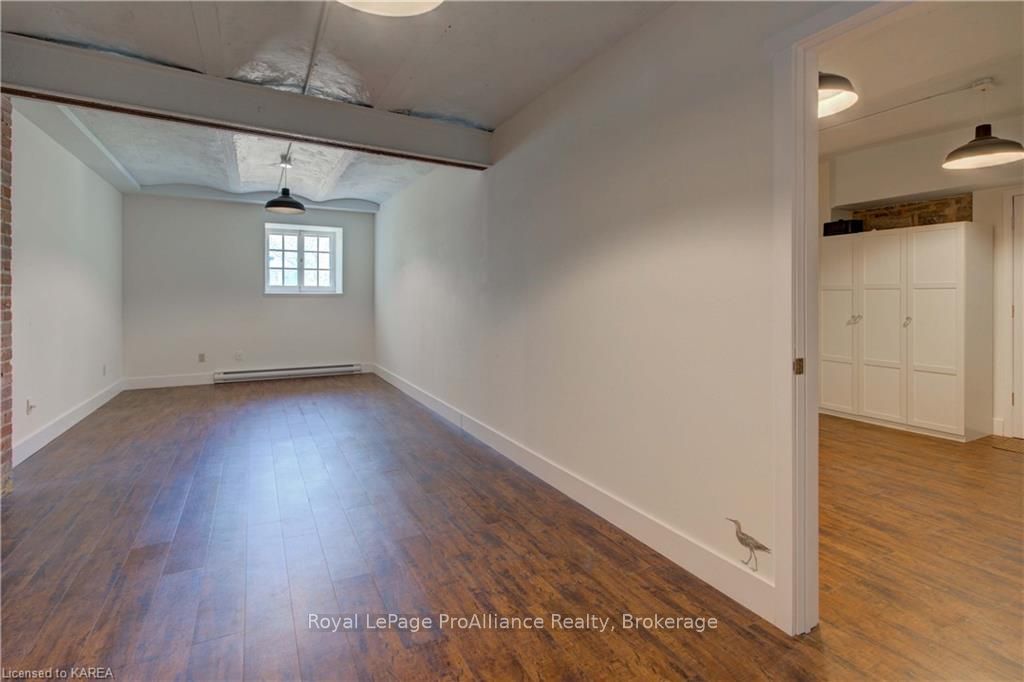 308 Wellington St Property Photo 15