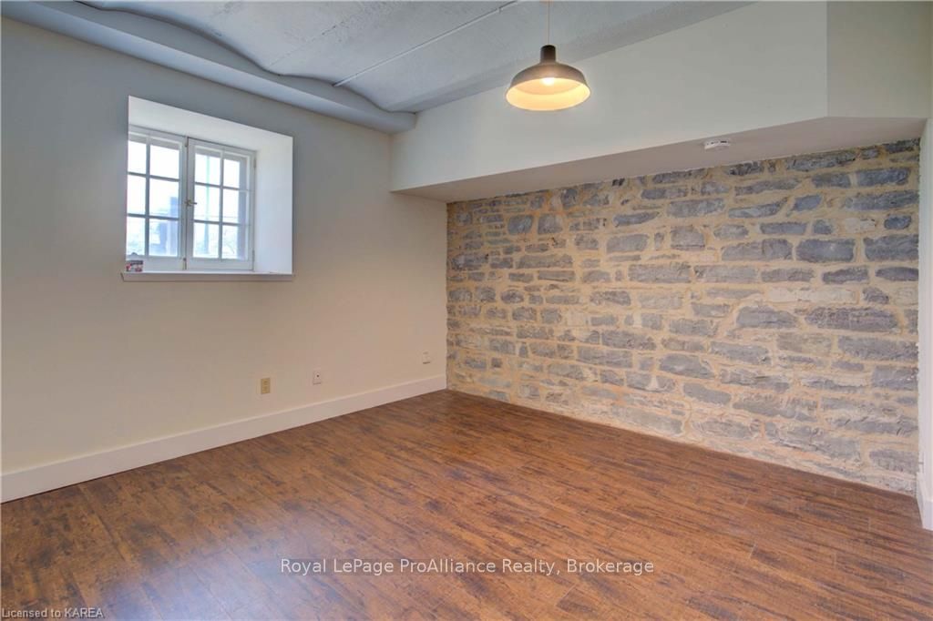 308 Wellington St Property Photo 21