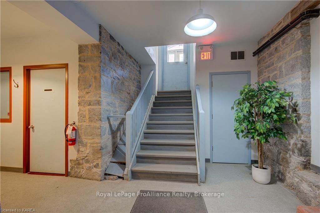 308 Wellington St Property Photo 28