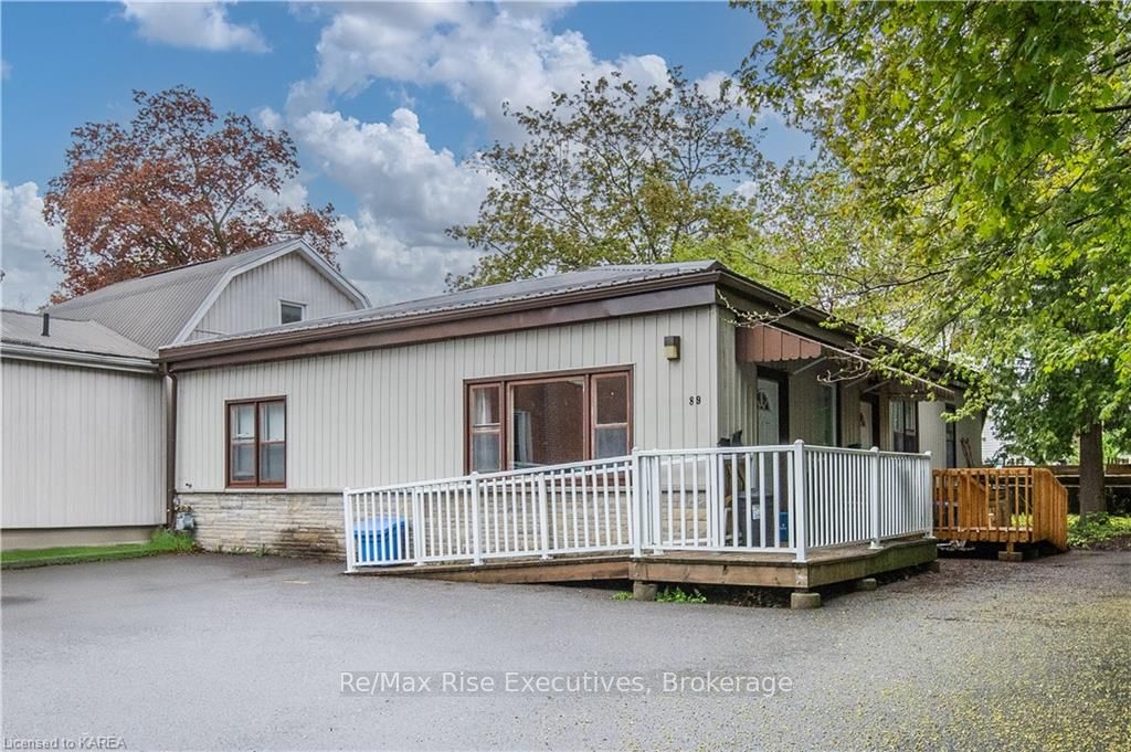 89 Dundas St W Property Photo