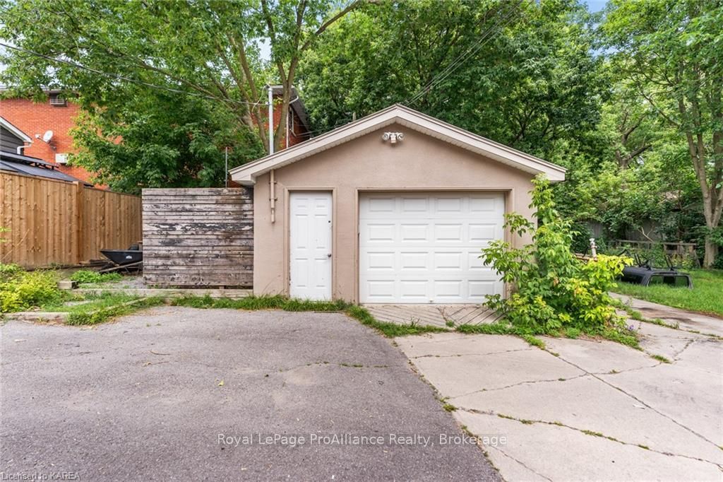 205 Adelaide St Property Photo 31