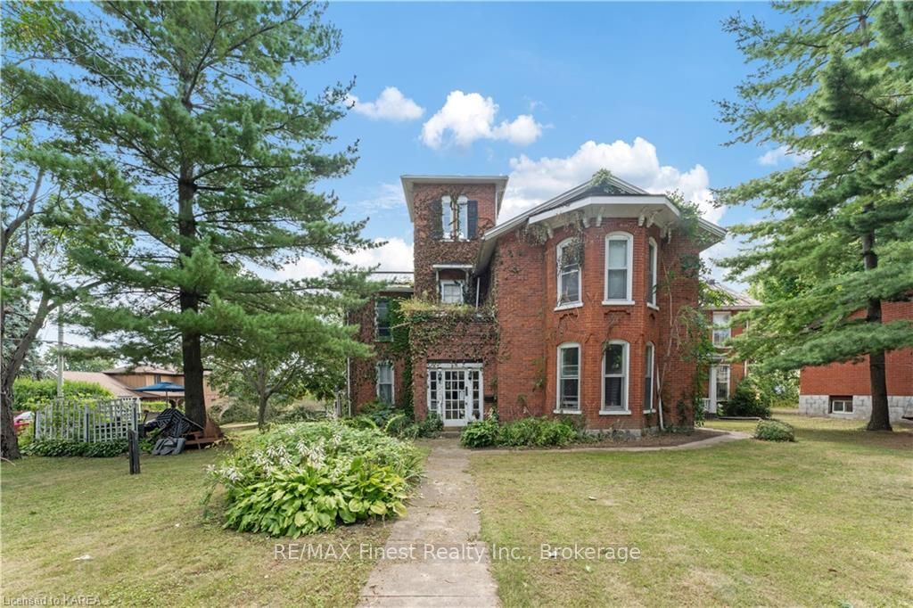 220 Dundas St W Property Photo 1
