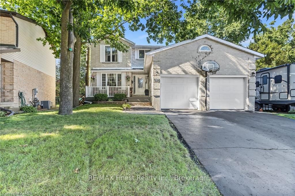 914 Rowantree Cres Property Photo