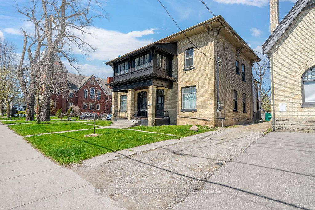 302 Oxford St E Property Photo