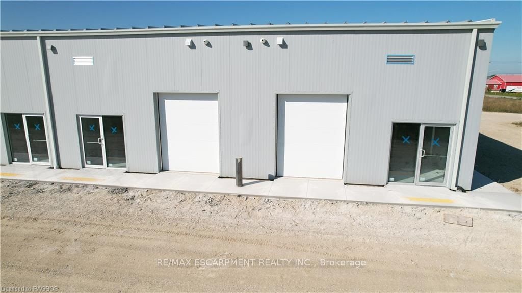 595 1st St Property Photo 2