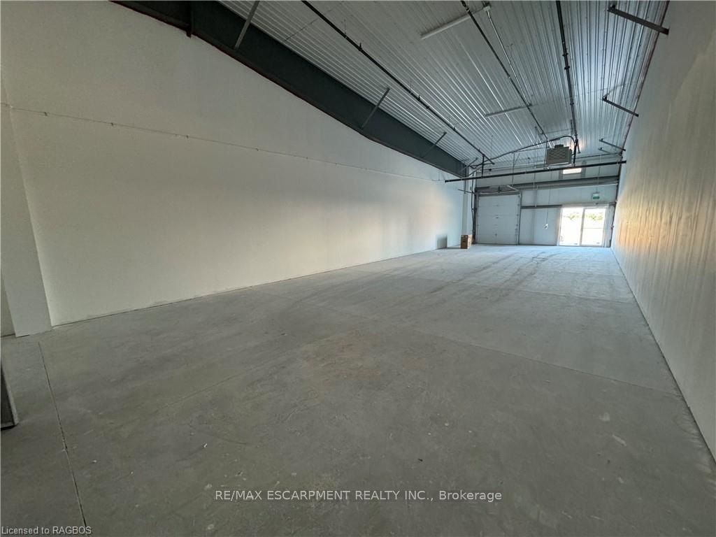 595 1st St Property Photo 6