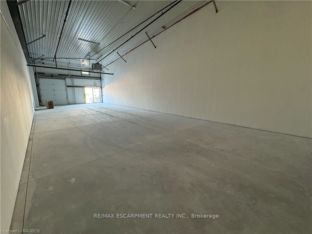 595 1st St Property Photo 7