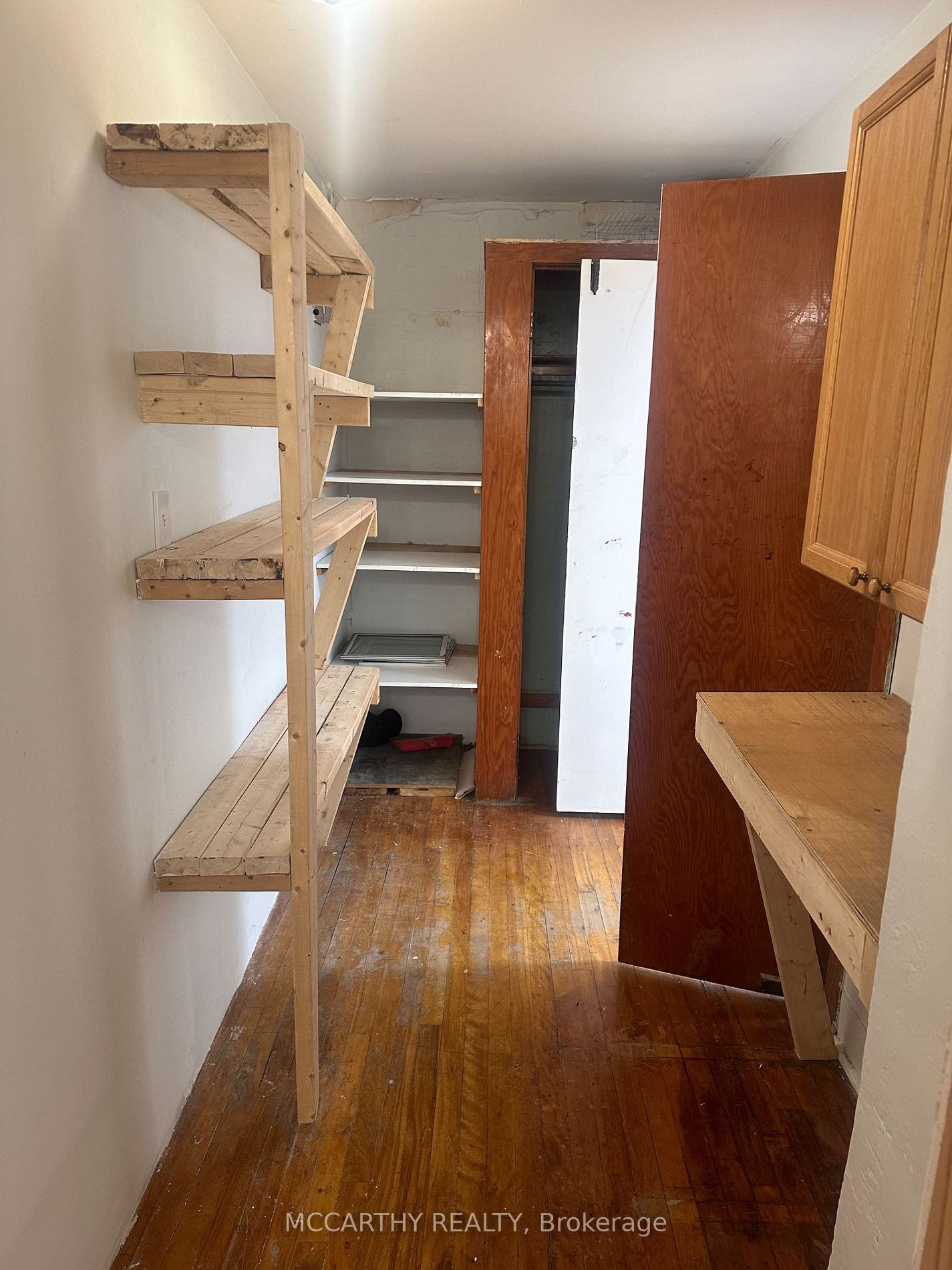 138 Main St W Property Photo 2