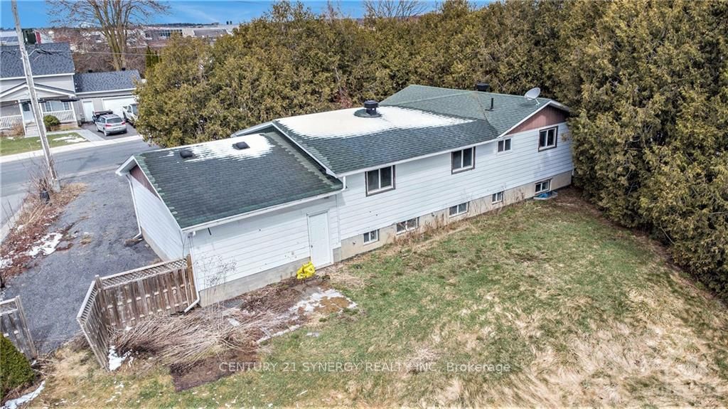 102 Laurier Street Property Photo 22