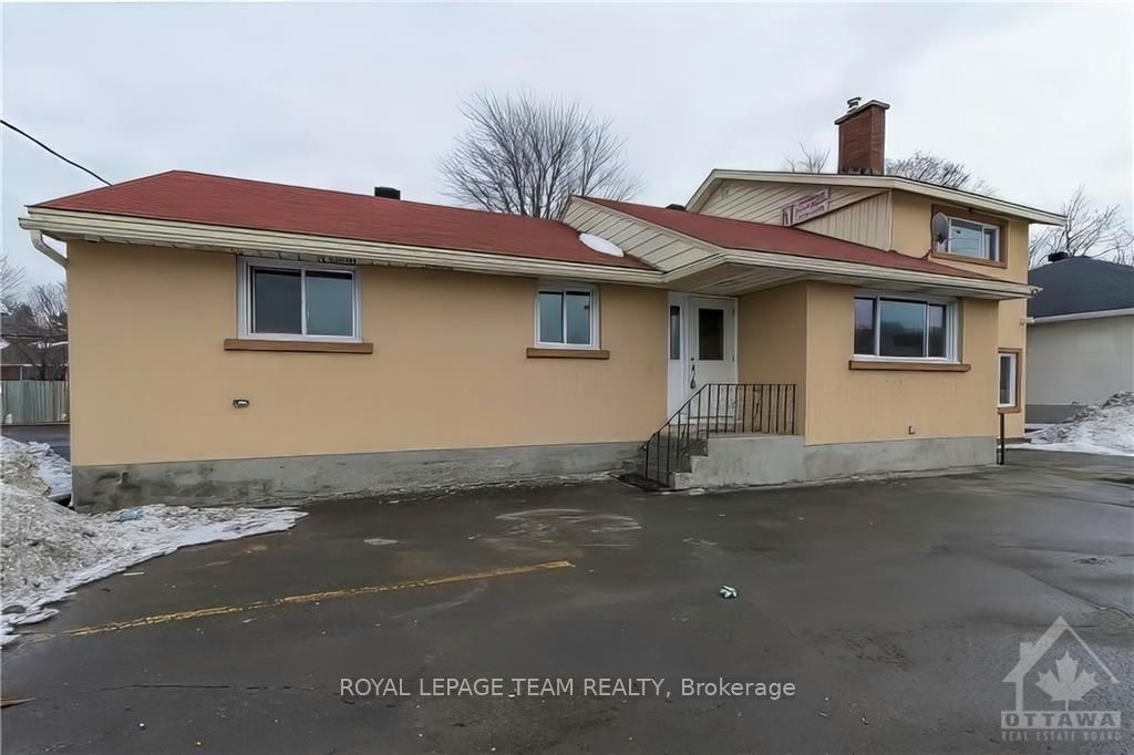 #4 - 1439 Woodroffe Avenue Property Photo 1