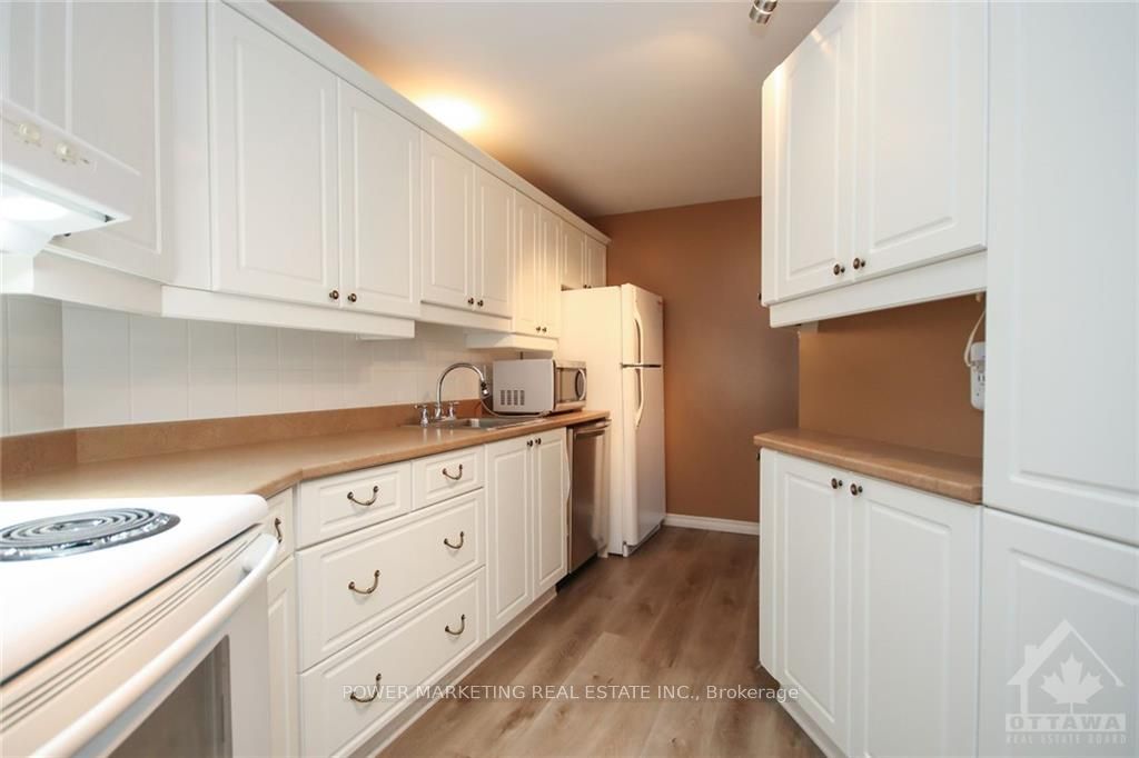 1081 Ambleside Dr Property Photo 7