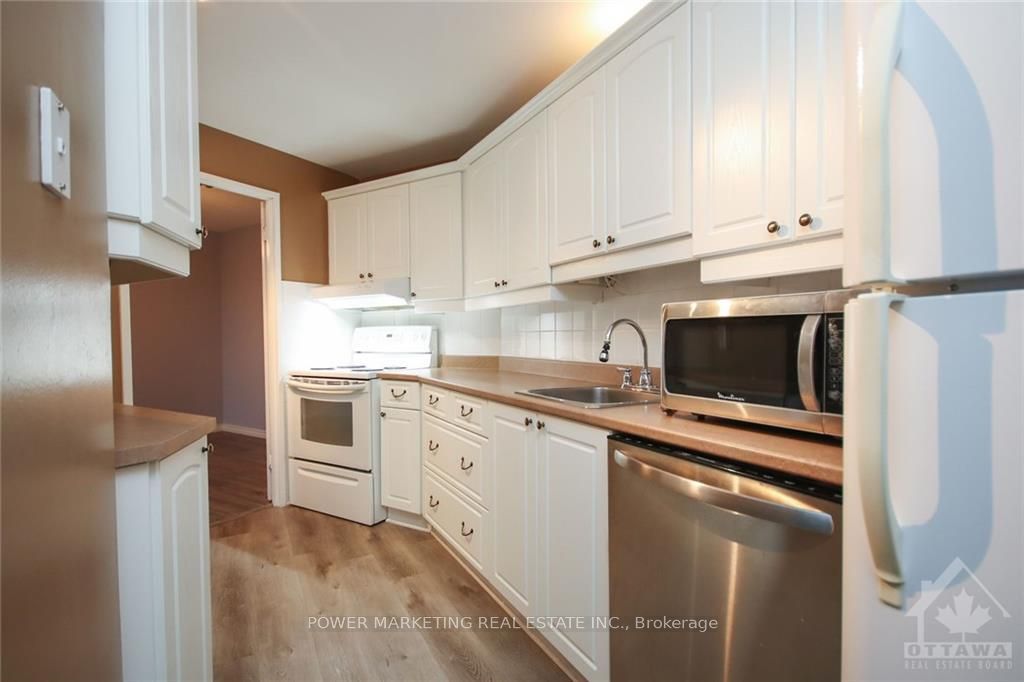 1081 Ambleside Dr Property Photo 8