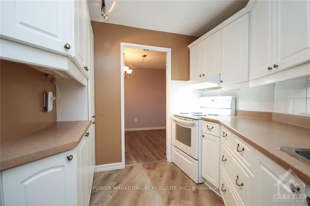1081 Ambleside Dr Property Photo 9