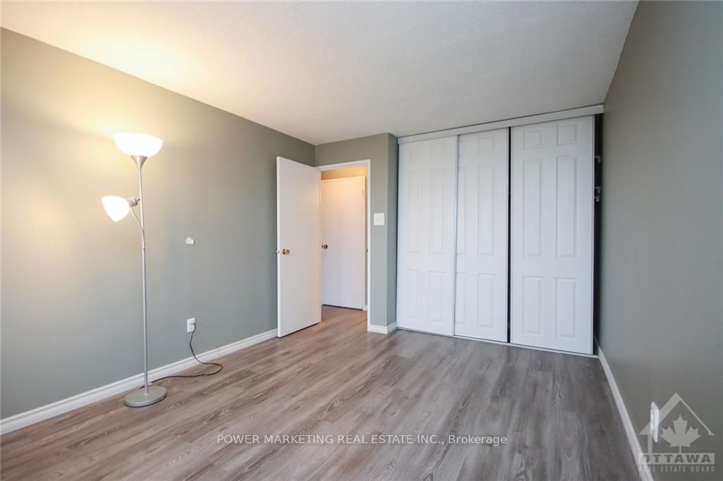 1081 Ambleside Dr Property Photo 14