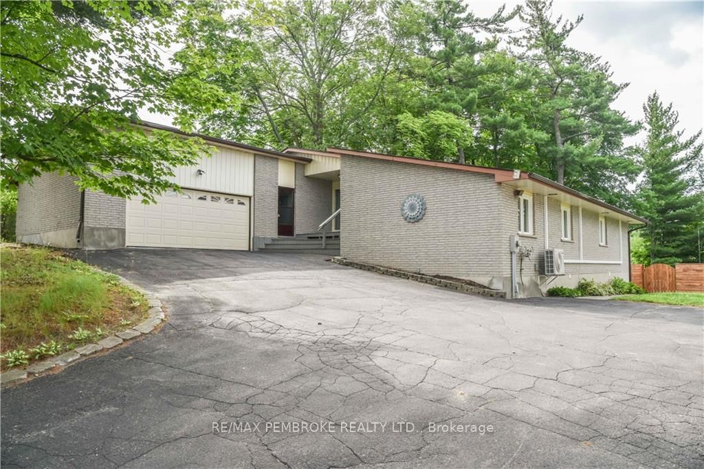17 Harris Crescent Property Photo 6