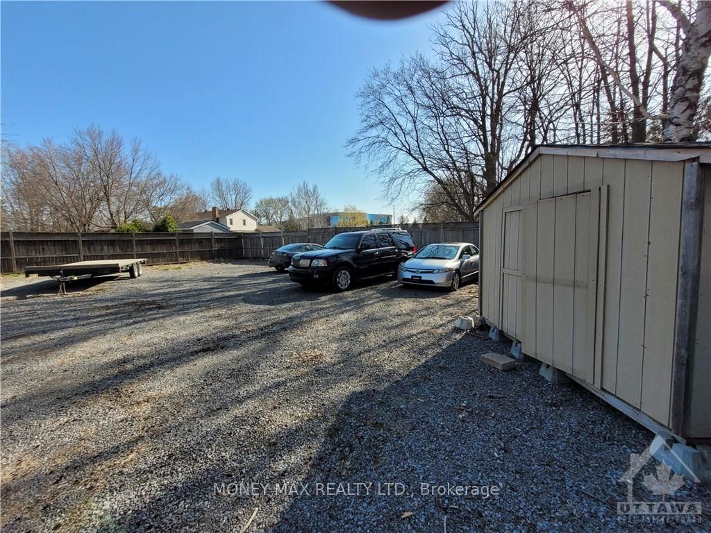 2952 Prince Of Wales Dr Property Photo 4