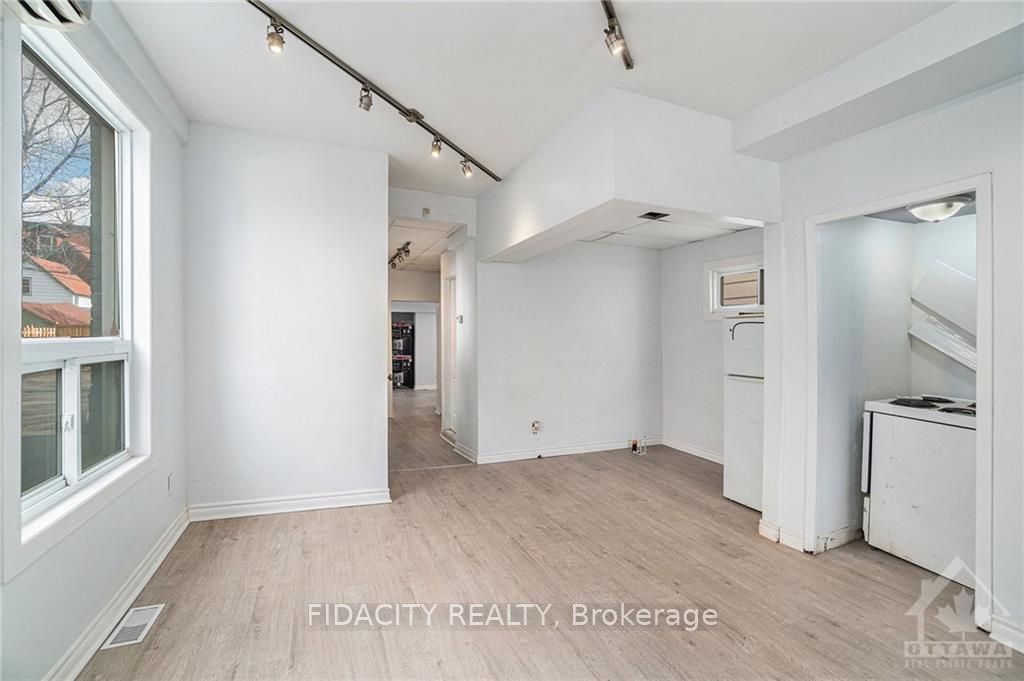 640 Somerset St W Property Photo 9