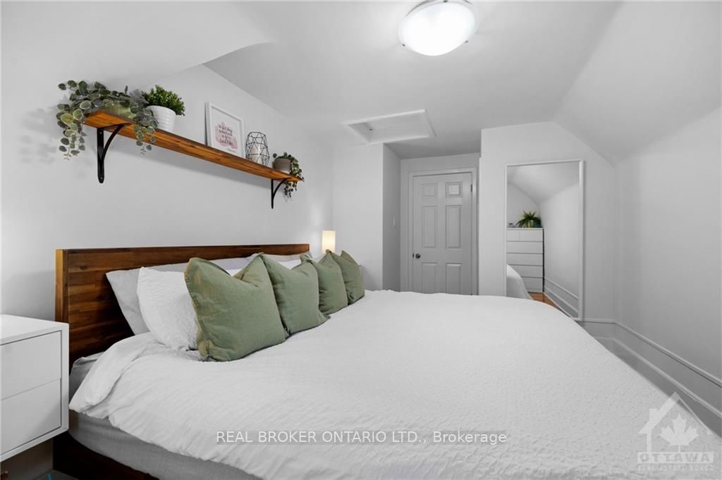 337 Carleton Ave Property Photo 6