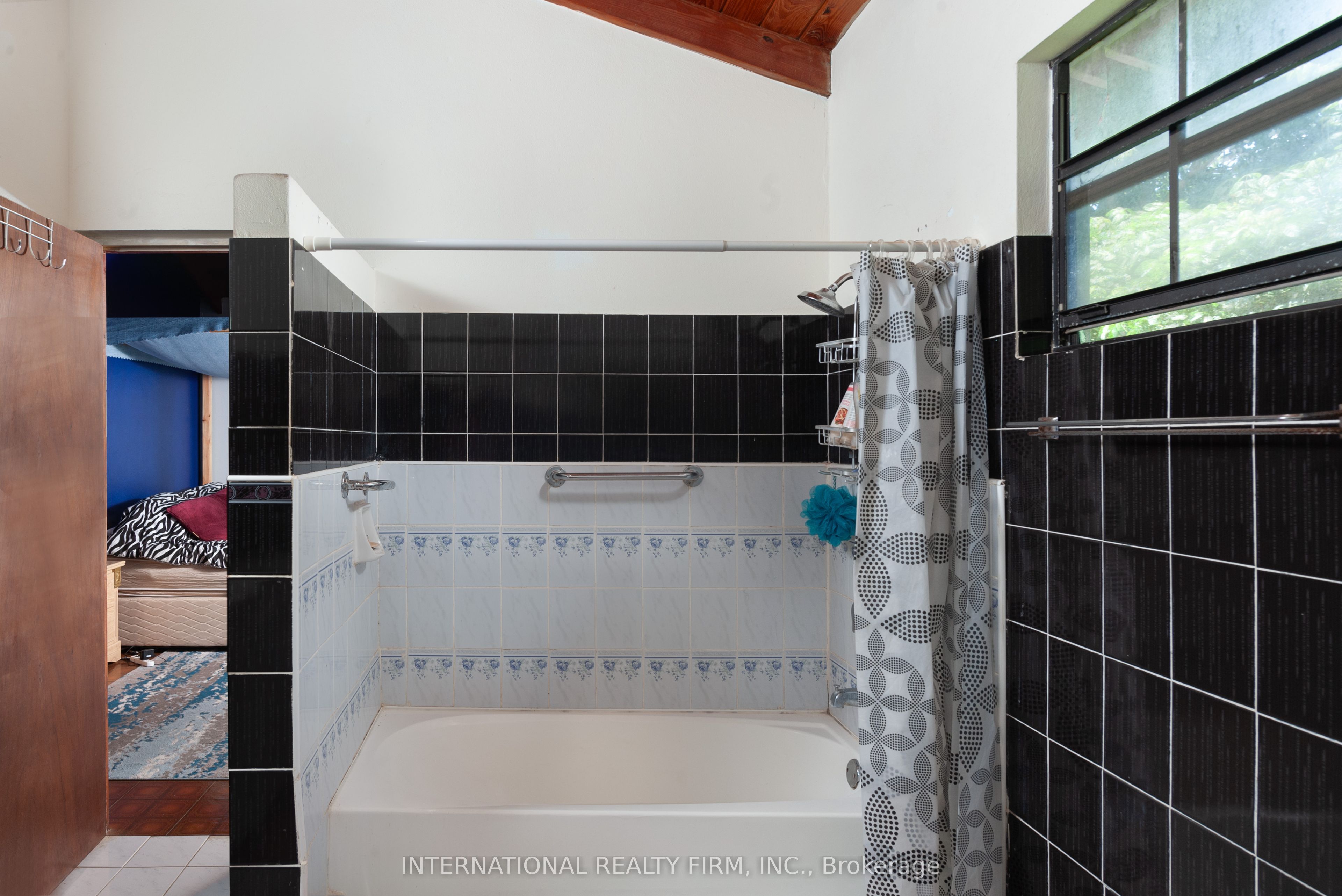 2 Vault Road Property Photo 14