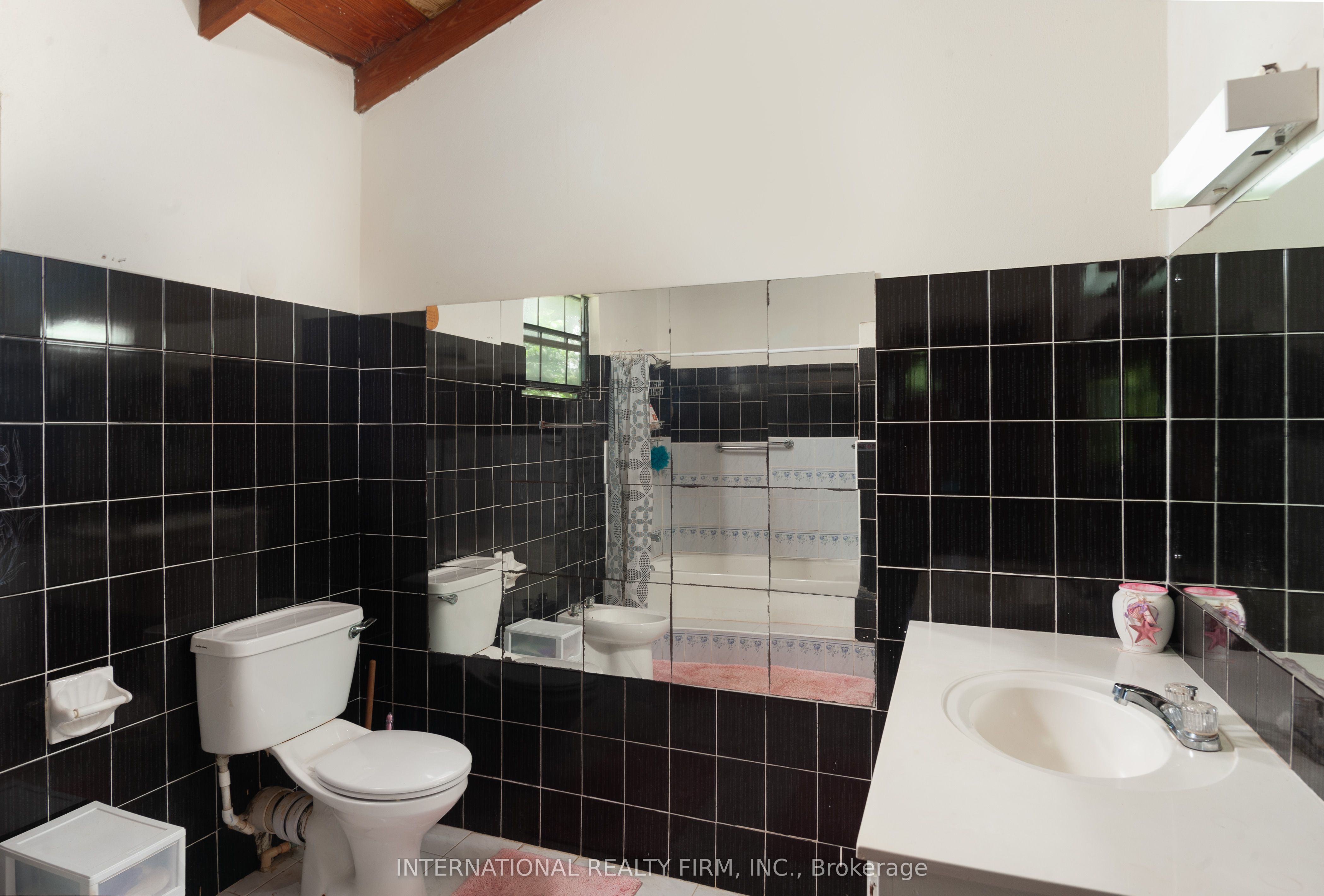 2 Vault Road Property Photo 15