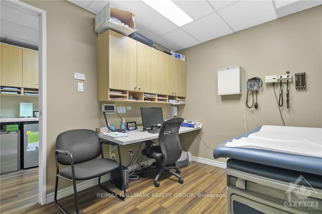 1637 Woodroffe Ave Property Photo 8
