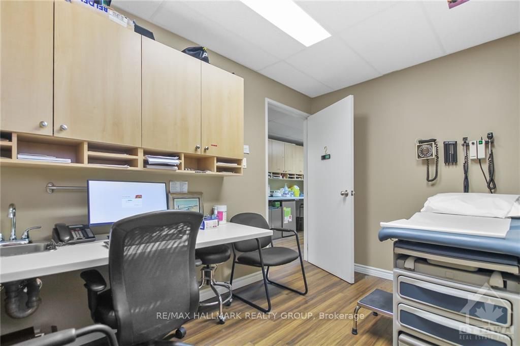 1637 Woodroffe Ave Property Photo 11