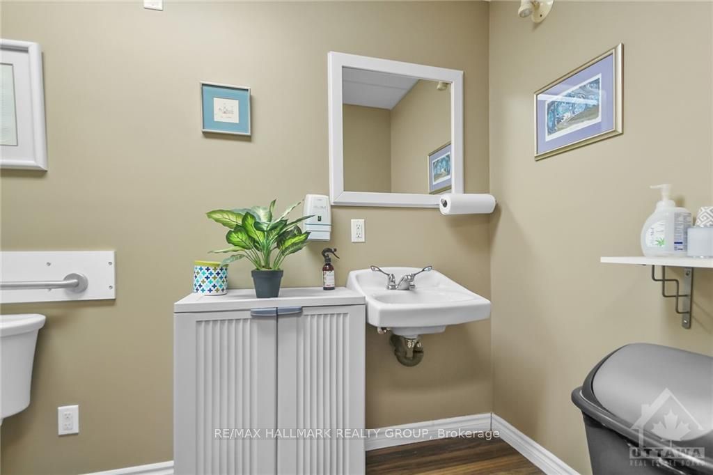 1637 Woodroffe Ave Property Photo 14
