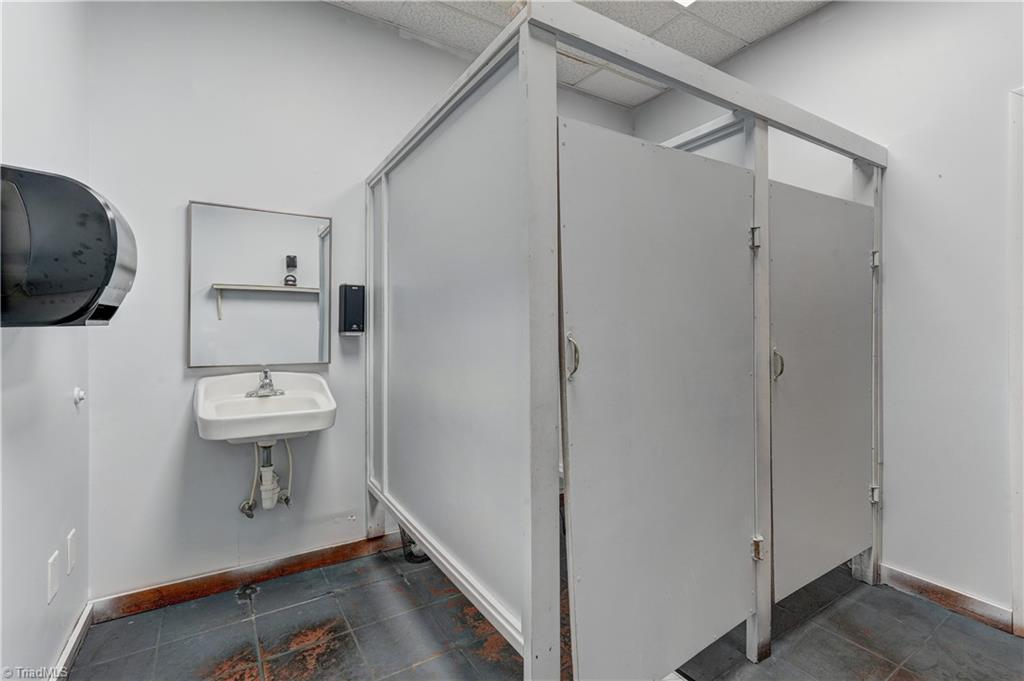 247 W Kings Highway Property Photo 28