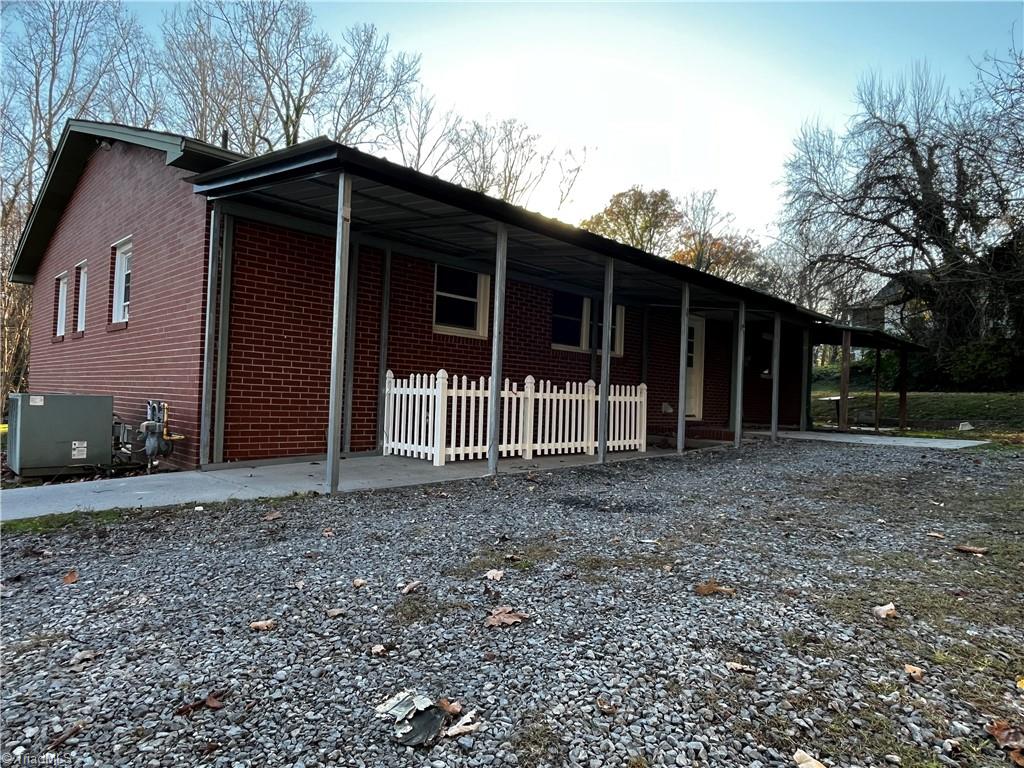 415 E Oak Street Property Photo 8