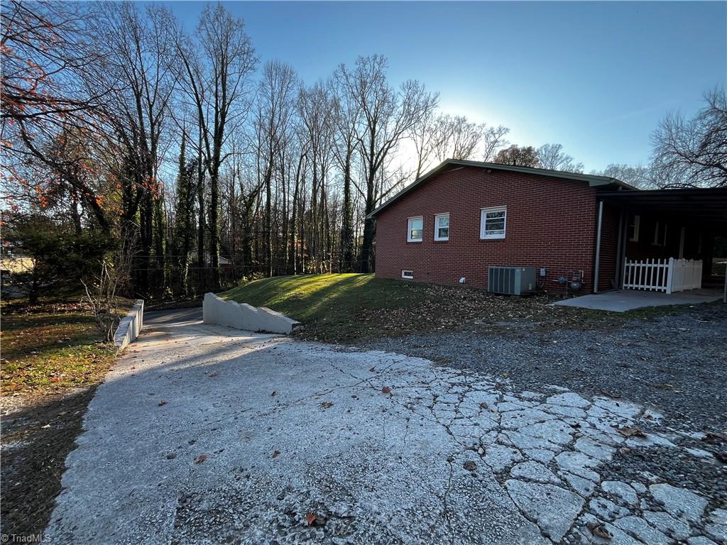 415 E Oak Street Property Photo 9
