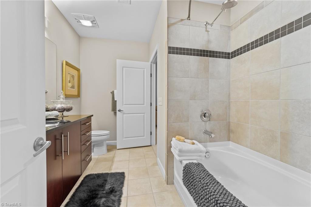 201 N Elm Street # 1001 Property Photo 16