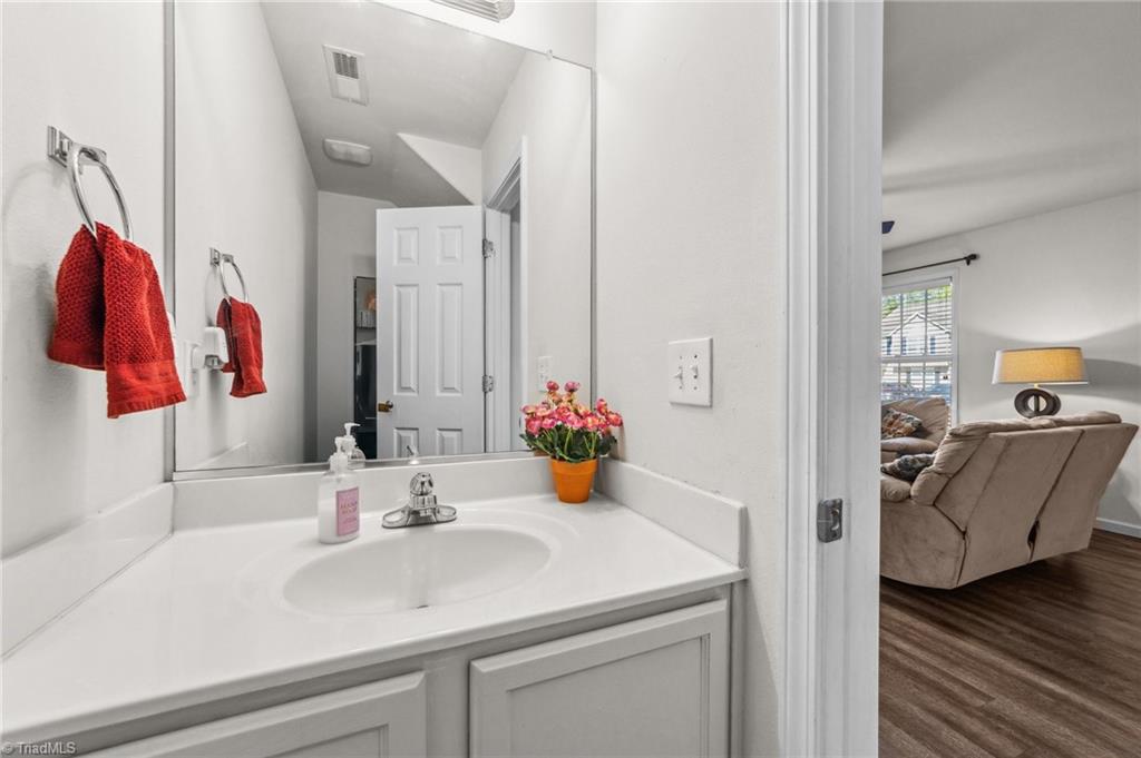 3807 Hanley Way Property Photo 7