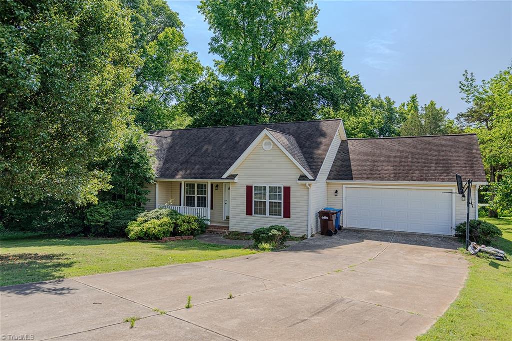 105 Wolf Den Court Property Photo 1